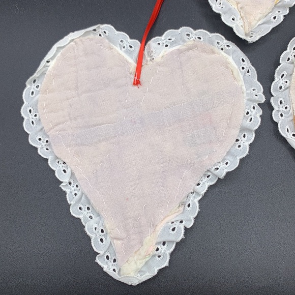 Vintage 3 Feed Sack Quilted Handmade Heart Shaped Eyelet Lace Ornaments Coasters - Picture 7 of 9